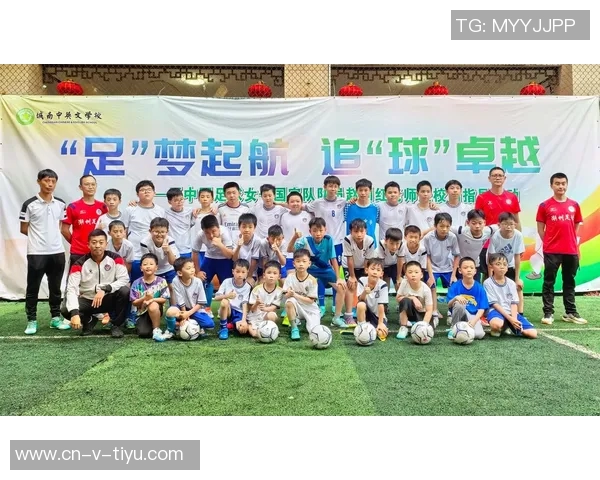 热爱足球的同学们在校园里展现青春活力与团队精神的精彩瞬间